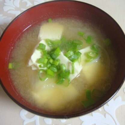 mimiさんこんばんは♪
夕食にお味噌汁が飲みたくて作りました♪お豆腐は美味しいですね(*^^)v
ごちそうさまでした♪